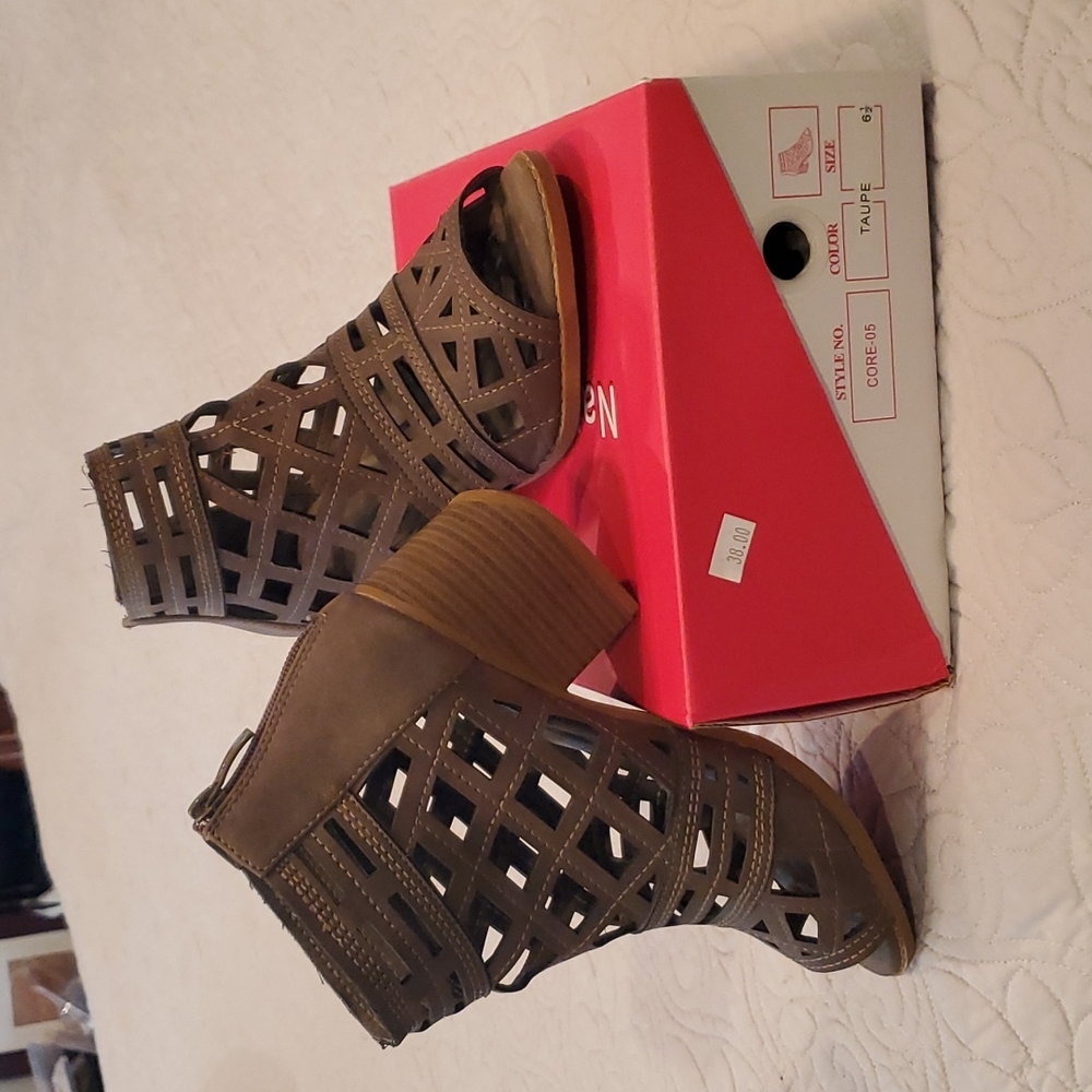 Nature Breeze Cutout Leather Taupe Chunky Heel Shoes size 6 1/2